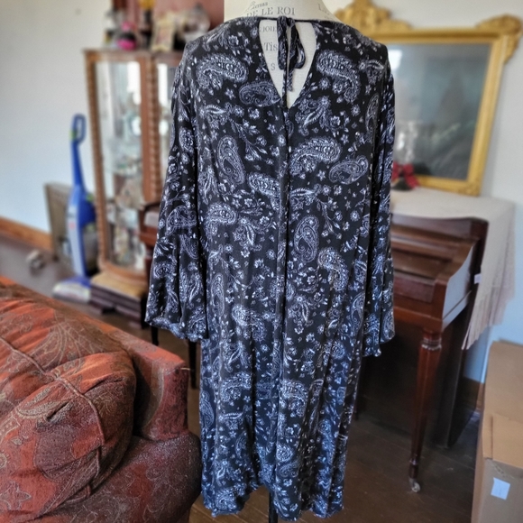 Black &White dress with keyhole and bell sleeves. - Picture 3 of 4